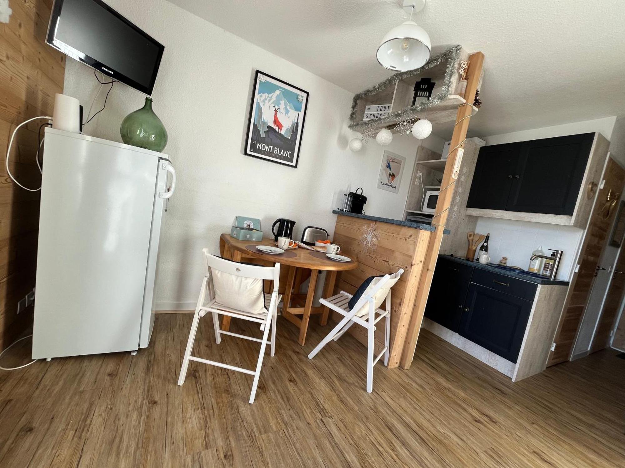 Apartment 1600, Au Pied